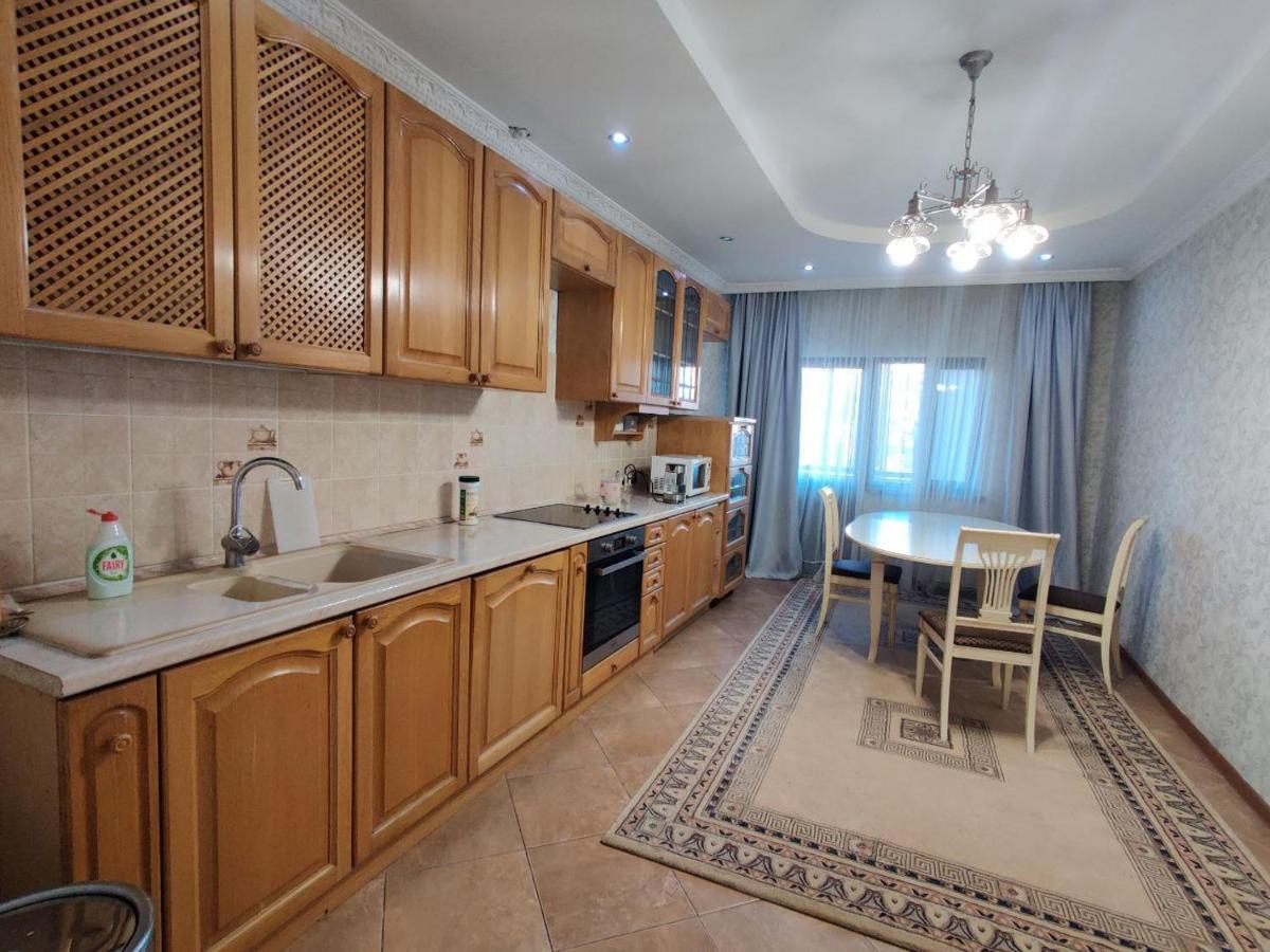 Комната В 4Х Комнатной Квартире Almaty Extérieur photo